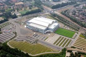 De oorzaak is nog niet bekend. Parkeren Onder Zonnepanelenveld Op Terrein Rond Stadion Gelredome Arnhem Destentor Nl