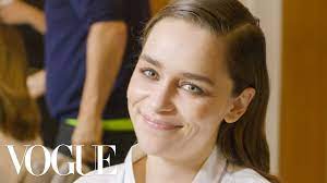 23 de octubre de 1986), 1 2 conocida como emilia clarke, es una actriz y autora británica, conocida principalmente por interpretar a daenerys targaryen en la serie de hbo game of thrones. Emilia Clarke Gets Ready For The Baftas 2020 Vogue Youtube