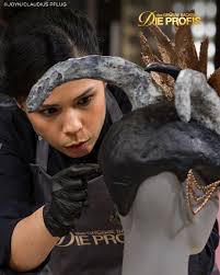 Ross Antonys Cremetorte besteht aus einem Lavendel-Schokobiskuit mit einer  Himbeer-Schoko-Buttercreme, Kakaobohnen-Himbeer-Crunch und frischen  Himbeeren. Einfach nur YUM! 😋🍰