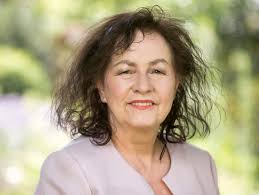 DAS SIND WIR Doris Knapp-Willich Zur Person Ich heiße Doris Knapp-Willich,  1952 geboren, bin verheiratet und habe 3 Söhne. Von Beruf bin ich  Sozialökonomin. Seit 1985 wohne ich in Blütlingen, meine Familie