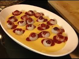 Auf einem teller ketchup in die mitte geben, die abgehackten finger an diesen blutfleck legen, dekorativ das ketchup wie blut auseinanderziehen. Grusel Food Zu Halloween Kurioses Vol At