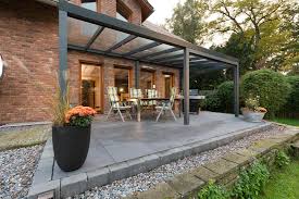 Eine weitere alternative ist die verlegung terrassenplatten auf stelzlagern, wobei auf das arbeiten mit fliesenmörtel gänzlich verzichtet wird. Terrassenplatten Verlegen Tipps Tricks Zum Richtig Verlegen