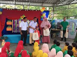 Selangor mentri besar datuk seri amirudin shari on thursday (march 5) said his loyalty lies with pkr, not his former boss datuk. Menteri Besar Selangor Incorporated Assists Underprivilege Children Back To School Over A Cuppa Tea