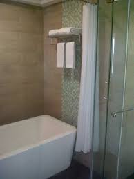 Kamu juga bisa menikmati berbagai fasilitas di whiz hotel yogyakarta, seperti wifi gratis, tv kabel, lift, hingga kamar mandi dengan shower.area parkir yang luas pun semakin memudahkan kamu yang membawa kendaraan pribadi. Kamar Mandi Yang Luas Dengan Bath Up Dan Rain Shower Picture Of Ibis Styles Yogyakarta Yogyakarta Region Tripadvisor