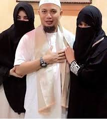Istri pertama bernama yuni syahla, istri kedua umi nia, dan ketiga adalah umi akhtar. Alitt Ø¹Ù„Ù‰ ØªÙˆÙŠØªØ± Ust Arifin Ilham Dan Kedua Istri Pinter Milih Nih Ustad Istrinya Cantik2