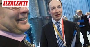 Poliittisilta vastustajilta tulee lunta tupaan, mutta omiensa joukossa hän, mestari, on palvottu sankari, sanoi mitä tahansa. Perussuomalaisten Uusi Mestari Tallainen On Jussi Halla Aho