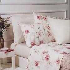 Se hai le lenzuola rosse o nere rischi maggiormente che questo tipo di insetti prolifichino nel letto, mentre con lenzuola bianche, gialle o verdi si può stare sicuri. Lenzuola Matrimoniali Con Rose Rosse