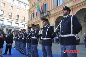 Il loro primo ingresso risale al 1960 con la creazione del corpo di polizia femminile e poi, dopo la riforma del 1 aprile 1981, entrano a far parte della polizia di stato. Via Le Stellette Dalle Divise Della Polizia Di Stato E Giusto Avere Ancora Una Forza Di Polizia Ad Ordinamento Militare