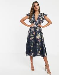 De nombreuses femmes enceintes se sont rendues sur le site asos pour commander la même. Asos Design Robe Mi Longue A Fleurs Avec Fond Bleu Marine Et Godets En Dentelle Asos