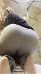 Blonde teen wetting her sweatpants - ThisVid.com em inglês