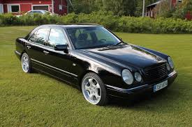 Ville On Maalannut Autotallissa Mercedes Benz W210 Mallin Pohjalla On Kuulemma Trotonin Epoksi Ja Pinnassa Mipan Musta Oc Akryyli Mercedes Benz Mercedes Benz
