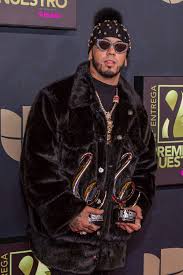 Dre yo soy nivel dio' anuel se quedó preso, yo soy un fuckin' robo' (fuckin robo') el dinero me enfermó yo no tengo gripe, cabrón, yo lo que tengo es to' cotto (brr) me llueven los toto'. Anuel Aa Y Ozuna Numero 1 En Ee Uu Y Puerto Rico Con Su Disco Los Dioses El Periodico Usa En Espanol Del Rio Grande Valley Texas