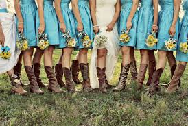 Las damas de honor siguen siendo una tradición en muchas bodas. Stop Frio Este Invierno Calzate Unas Botas Con Tu Vestido De Novia