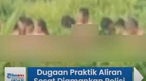 Penganut aliran hakekok bala suta mandi bareng tanpa busana. 5r Khz Ergwzwm