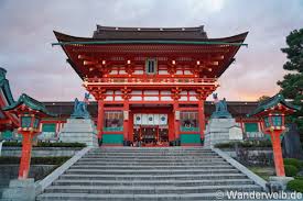 It is said to be the most famous of several thousand shrines dedicated to inari, the shinto god of rice. Kyoto Reise Schrein Fushimi Inari Taisha Durch 1000 Tore Gehen Wanderweib