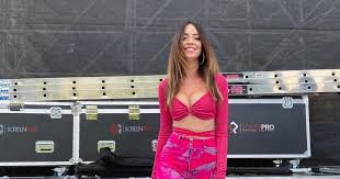 Ее звездный супруг, как всегда, с юмором поздравил свою супругу. Nadya Dorofeeva Podelilas Strastnym Foto V Socseti V Chulkah I Plashe Tv Ua