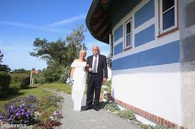 Kaufen preiswerte günstige brautkleider und brautmode mit erstklassiger qualität nach maß.bei milanoo gibt es mehr als 800 wunderschöne brautkleider styles.shoppen sie jetzt ihre trauhafte. Schleifenfangerbraut Nelly Heiratet Im Brautkleid Mit Carmen Ausschnitt Schleifenfanger