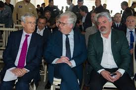 Eduardo arménio do nascimento cabrita (26 eylül 1961, barreiro ) portekizli hukuk uzmanı ve politikacı, 26 kasım 2015'ten bu yana başbakan antónio costa kabinesinde bakan yardımcısı olarak görev yapıyor. Eduardo Cabrita Apadrinhou Apresentacao Da Nova Plataforma De Emergencia E Protecao Civil Intermunicipal Camara Municipal De Mangualde