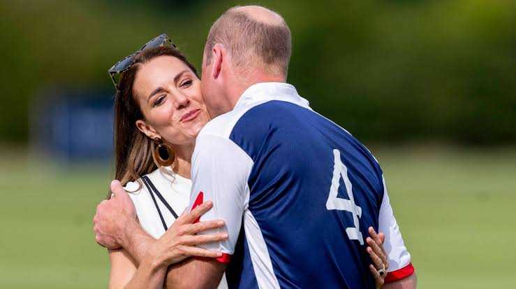 Young Prince William and Kate Middleton's rare sweetheart kissing moment  goes viral