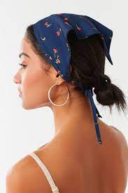 Ever thought that the 90's fashion would make a comeback? 8 Ways To Style A Bandana College Fashion Bandana Hairstyles Bandana Hairstyles Short Head Scarf Styles
