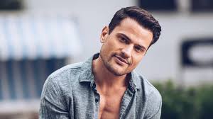 Check out the latest pictures, photos and images of rocco stark. 1 770 Kilometer Rocco Stark Will Zu Fuss Zum Vatikan Promiflash De