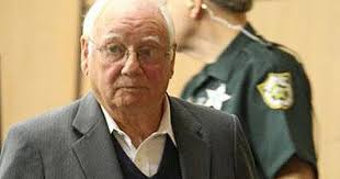 Linh mục biển thủ tiền để đánh bạc