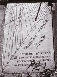 Paris 75005 France Jardin Des Plantes Cadran De La Maison De Cuvier Cadran Vertical Declinant Devise Transibunt Et Augebitur Sci Cadran Solaire Solaire Horloge