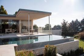Terrassenverglasung Schiebeverglasung Verglasung Von Pools Und Terrassen Terrassenverglasung Modernes Poolhaus Architektur Haus