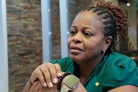 Edna era obrigada a entrar pelos fundos do restaurante em que trabalhava,  hoje tem seu próprio