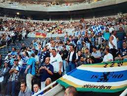 04.05.2021 germany fans 1860 münchen todaydie fans des tsv 1860 münchen empfangen den mannschaftsbus vor dem spiel gegen den 1.fc kaiserslautern.die. T1siw0wit Vmbm