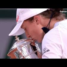 Professional tennis player | trying to put this yellow fluffy thing between the lines не пользуетесь твиттером? Iga Swiatek Gifs Gifsiga Twitter