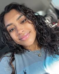 Kimberly Bonnett's Instagram, Twitter & Facebook