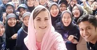 Arumi bachsin dan emil dardak (youtube/arumi bachsin). Arumi Bachsin Istri Emil Dardak Yang Mengawali Karier Sebagai Model