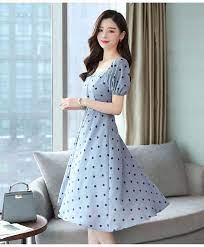 ช ดเดรสสวยๆ ส ฟ า ลายจ ด แขนเส อทรงต กตา น าร กมากๆ ช วงไหล ม สายย ดจ ม จะด งมาใส แบบเป ดไหล ก ได คร บ ด านหน าแต งกระด มหลอกตลอดต ว ช ดเดรสสวยๆ เดรส ช ดเดรสส ดำ
