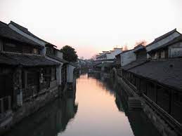 南浔镇位于浙江省北部 湖州市东部 东北部与江苏省苏州市毗邻 江南六大古镇之一 属太湖流域和杭嘉湖平原 居长江三角洲经济区腹地 南浔镇是中国历史文化名镇 中国十大魅力名镇 国家卫生镇 全国文明镇 浙江省百强镇 全国工业千强镇之一 南浔镇作为南浔区的城关