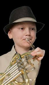 KLEINER JUNGE MIT KAMPFGEIST