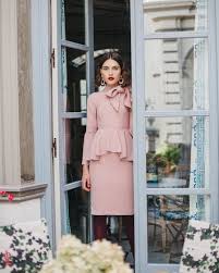Los vestidos de fiesta suelen ser de corte mucho más clásico que el resto de prendas de la temporada, por lo que es buena idea recurrir a el negro suele ser una apuesta segura, pero no para las bodas. Boda A La Vista Los Mejores Looks De Invitada Para Tus Bodas De Otono E Invierno