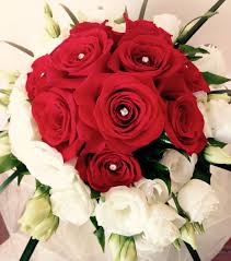 Consegnamo il tuo fascio di rose in tutta italia isole comprese. Pin Su Bouquet Sposa