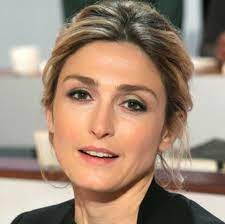 Jun 23, 2021 · en janvier 2014, valérie trierweiler avait d'ailleurs appris par la presse la liaison de son époux de l'époque françois hollande avec l'actrice julie gayet. Julie Gayet N Est Pas Enceinte Gala