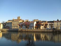 Quai Du Port A St Savinien Voyage Quai Portes