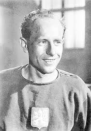 Září 1922 v kopřivnici, zemřel 21. Galerie Herec Vaclav Neuzil O Roli Legendarniho Bezce Tancim Se Zatopkem Foto 1 Ahaonline Cz