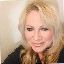 Stephanie Meinbresse's Instagram, Twitter & Facebook