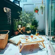 部屋のようにベランダで 第2話 椅子はなくてもいい 日差し対策はどうする コンパクトなスペースでも居心地のよさ満点のベランダご飯アイデア 北欧 暮らしの道具店 収納 アイデア リビング 生活感 ダイニングテーブル 収納