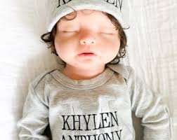 Personalisierte Neugeborenen Onesie® Outfit für Baby Jungen, Fotoshooting  Neugeborene Fotografie, Baby Boy Name Shirt mit Initiale, blau grau grau