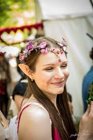 Maidens arrive at king's court with quirkiness