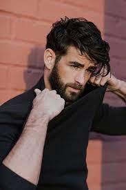 63 Astuces Pour Les Hommes Avec Des Cheveux Frises Coupe Cheveux Frises Homme Cheveux Frises Homme Coiffure Homme