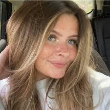 Chelsea Bratton's Instagram, Twitter & Facebook