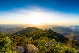 Esta é a beleza do Pico do Jabre, em Maturéia. Este ponto é o lugar mais alto da Paraíba e garante uma vista e uma experiência deslumbrante! 📌Pico do Jabre, Maturéia 📸 @