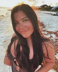 Emma Manzanares's Instagram, Twitter & Facebook