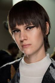 Pin von jim b auf short kurzhaarfrisuren kurze haare und. Welche Neuen Kurzhaarfrisuren Passen Zu Meinem Gesicht Vogue Germany